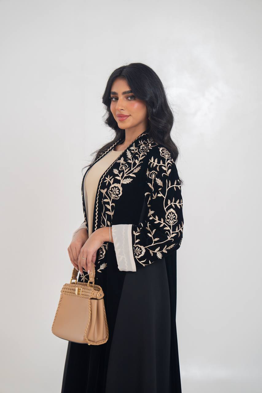 عباية مخملية سوداء مطرزة. C:6710