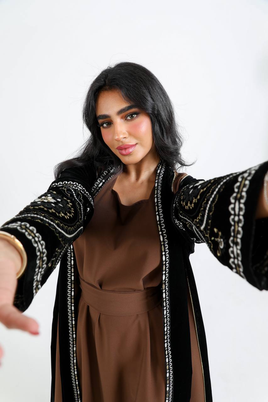 عباية من المخمل والكريب بتطريز أبيض. C:6720