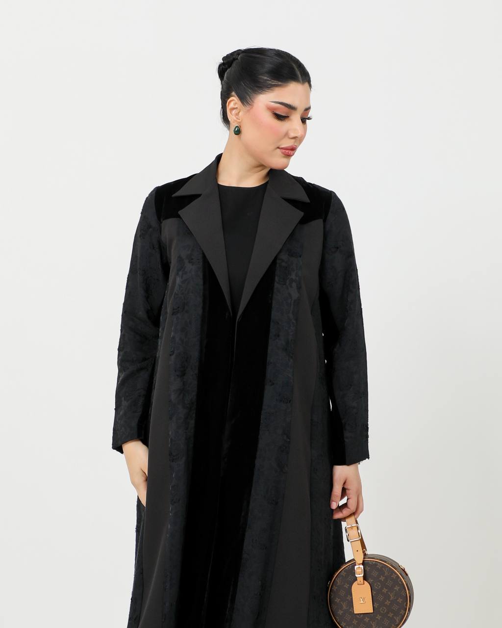 Crepe blazer abaya with velvet, in black color . 6729