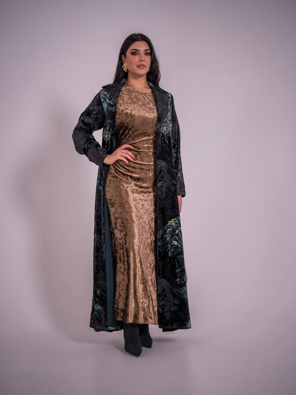 عباية مخملية مزينة بطبعة زهور وتطريز يدوي. C:6734