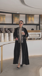 عباية مخملية سوداء مع تطريز